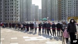 Stanovnici kineskog grada Tjenđina čekaju u redu da se testiraju na kovid (Foto: Chinatopix Via AP)