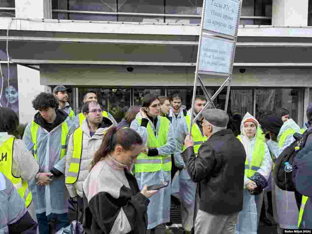 Okupljeni građani razgovaraju sa studentima i redarima