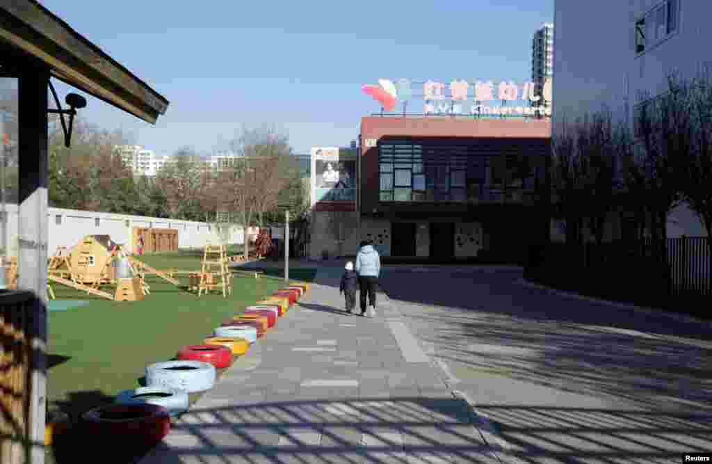 在北京红黄蓝幼儿园大院里(2017年11月24日)。官方11月25日宣布涉事幼儿园园长被免职,一名22岁的女性幼儿教师被刑拘,罪名是涉嫌虐待被监护人。