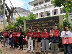 Aksi protes sejumlah aktivis di depan kantor Komnas HAM Jakarta, Rabu (8/12/2021). (Foto: Kasum)