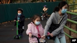 香港公园里带着口罩的市民和儿童。（2020年1月31日）