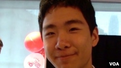 15岁的罗杰是此次活动的志愿者(美国之音 谭嘉琪拍摄）