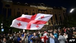 Demonstranti protiv Zakona o stranim agentima ispred parlamenta Gruzije u Tbilisiju. (Foto: Vano SHLAMOV/AFP)