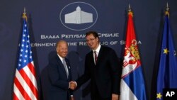 Američki potpredsednik Džo Bajden rukuje se sa premijerom Srbije Aleksandrom Vučićem po dolasku u Palatu Srbije, 16. avgusta 2016. 