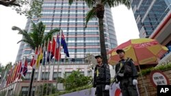 Vijetnamski policajci na straži ispred hotela "Melia" u Hanoju, pred susret predsednika SAD Donalda Trampa i severnokorejskog lidera Kim Džong Una. (Foto: AP/Vincent Yu)