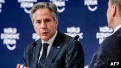 Menteri Luar Negeri AS Antony Blinken (kiri) berbicara dalam panel Forum Ekonomi Dunia di Riyadh, Arab Saudi, pada 29 April 2024. (Foto: Evelyn Hockstein/Pool/AFP)