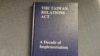 1989年出版之《台湾关系法》实施10年一书封面 (美国之音锺辰芳拍摄)