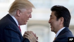 美国总统川普(左)和日本首相安倍晋三(右)