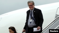 2017年5月13日，白宫高级顾问史蒂夫·班农在访问维吉尼亚州林奇堡后，抵达美国华盛顿郊外的安德鲁斯联合基地。