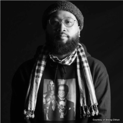 លោក ស៊ីឡុង ឈុន (Silong Chhun) គឺជាសិល្បៈករក្នុងវិស័យប្រព័ន្ធផ្សព្វផ្សាយចម្រុះទាំងផ្នែករចនាបថរូបភាព សិល្បៈថតរូប ការផលិតតន្ត្រីនិងការផលិតវីដេអូ។ លោក ស៊ីឡុង ក៏ជាអ្នកតស៊ូមតិនិងគាំពារសិទ្ធិរបស់ប្រជាជនខ្មែរក្នុងសហគមន៍ ដែលប្រឈមនឹងការបញ្ជូនទៅប្រទេសកម្ពុជា។