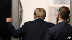 美国共和党总统候选人、前总统唐纳德·特朗普（Donald Trump）2024年5月28日在纽约一家法庭完成了对他封口费案的结案陈述后离开法庭。（美联社）