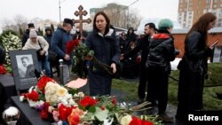 Građani na sahrani ruskog opozicionog lidera Alekseja Navalnog, 1. marta 2024. (Foto: Rojters)