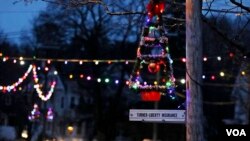 Kota Farmington di negara bagian New Hampshire, menyalakan lampu-lampu Natal untuk membangkitkan moral warganya di tengah merebaknya wabah corona, 19 Maret 2020. (Foto: dok).