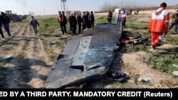 Reruntuhan pesawat Boeing 737-800 milik Ukraina International Airlines, dengan nomor penerbangan PS752, yang jatuh setelah lepas landas dari bandara Imam Khomeini Iran, di pinggiran Teheran, Iran 8 Januari 2020. (Foto: dok).