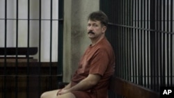 Tay buôn lậu võ khí, với biệt danh "lái buôn tử thần", Vitor Bout