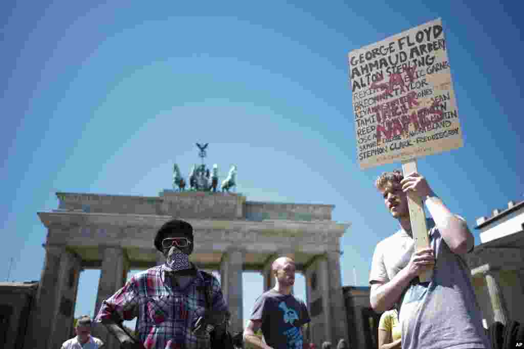 ពលរដ្ឋ​អាល្លឺម៉ង់​ចូលរួម​បាតុកម្ម​ដើម្បី​រំឭក​ដល់​លោក George Floyd ​ដែល​បាន​ស្លាប់​នៅ​សហរដ្ឋ​អាមេរិក និង​ដើម្បី​បង្ហាញ​ការ​ប្រឆាំង​នឹង​ការ​រើសអើង​ជាតិ​សាសន៍ និង​អំពើ​ហិង្សា​របស់​ប៉ូលិស នៅ​មុខ​ក្លោងទ្វារ Brandenburg ក្នុង​ទីក្រុង​ប៊ែរឡាំង នៃ​ប្រទេស​អាល្លឺម៉ង់​ នៅ​ថ្ងៃច័ន្ទ ទី ១ ខែមិថុនា ឆ្នាំ ២០២០។ (AP)