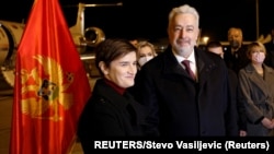 Premijer Crne Gore Zdravko Krivokapić i premijerka Srbije Ana Brnabić na aerodromu u Podgorici (Foto: REUTERS/Stevo Vasiljevic)