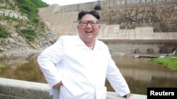 Pemimpin Korea Utara Kim Jong Un saat meninjau pembangunan Pembangkit Listrik Orangchon (foto: ilustrasi). 