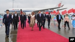 资料照：中共官媒新华社发布照片显示，叙利亚总统阿萨德与夫人乘坐中国航空公司的飞机抵达杭州参观访问。（2023年9月1日）