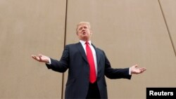 Predsednik Tramp ispred jednog od prototipova zida za američko-meksičku granicu u San Dijegu 13. marta 2018. (Foto: Reuters/Kevin Lamarque)