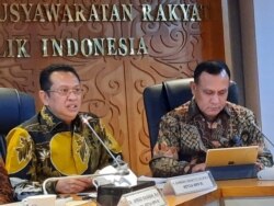 Ketua MPR Bambang Soesatyo (kiri) dan Ketua KPK Firli Bahuri (kanan) di gedung MPR/DPR, Jakarta, Selasa (14/1). (VOA/Fathiyah)