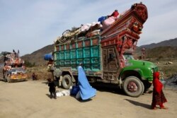 Keluarga pengungsi Afghanistan kembali ke tanah air mereka melalui perbatasan Pakistan, Torkham, timur Kabul, Afghanistan, 11 Maret 2015. (AP)