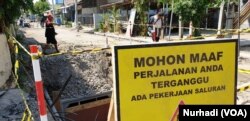 Warga melintas di lokasi proyek yang terhenti karena menjadi obyek OTT KPK. (Foto:VOA/Nurhadi)
