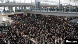 Pengunjuk rasa anti-RUU ekstradisi saat turun ke jalan secara massal di Bandara Internasional Hong Kong pada 12 Agustus 2019. (Tyrone Siu/Reuters)