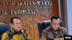 Ketua MPR Bambang Soesatyo (kiri) dan Ketua KPK Firli Bahuri (kanan) di gedung MPR/DPR, Jakarta, Selasa (14/1). (VOA/Fathiyah)
