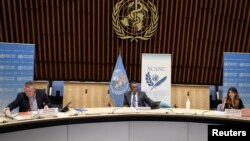 Generalni direktor Svetske zdravstvene organizacije Tedros Adhanom Gebrejesus (C) u sedištu u Ženevi, (Foto: Fabrice Coffrini/Pool via Rojters)