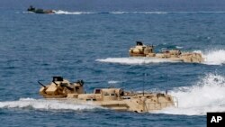 美军与菲律宾军队在菲律宾以西海域举行联合军演。(2015年4月21日)