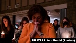 Pomen stradalima u oružanom napadu u srednoj školi u Oksfordu u državi Mičigen (Foto: REUTERS/Seth Herald)