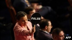 Članica predstavničkog doma Kongresa iz redova demokrata Nidija Velaskez sa napisom "netačno".