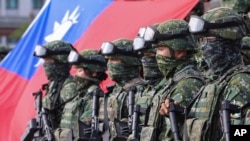 台湾军队在高雄举行军演以应对中国对台武吓升级。（2023年1月11日）