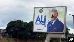 Depuis le putsch de 2023, le président déchu Ali Bongo vit dans sa résidence privée de Libreville sécurisée par des militaires.