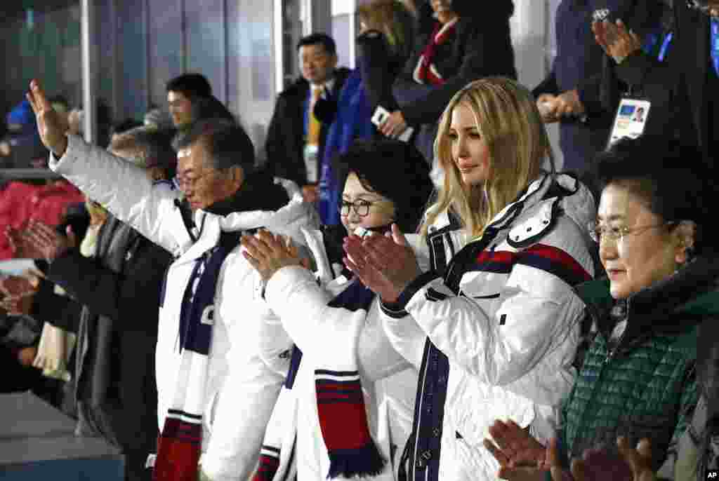 平昌冬奥会闭幕式上,韩国和朝鲜运动员一起入场时,贵宾们鼓掌。前排招手致意者为韩国总统文在寅,他右侧依次为韩国总统夫人金正淑,美国总统川普的女儿伊万卡,中国副总理刘延东。后排有朝鲜劳动党副委员会长金英哲。