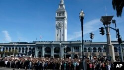 Sejumlah karyawan Google memadati Harry Bridges Plaza di depan Ferry Building dalam sebuah pemogokan hari Kamis, 1 November 2018, di San Fransisco (foto: AP Photo/Eric Risberg)