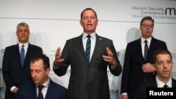 Ričard Grenel, lični izaslanik američkog predsednika (u sredini) sa liderima Srbije i Kosova Aleksandrom Vučićem i Hašim Tačijem, u Minhenu 14. februara, 2020. (Foto: Reuters)