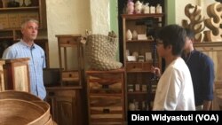 Tim O'Brian di tokonya Tropical Salvage, Portland, bersama tim VOA.