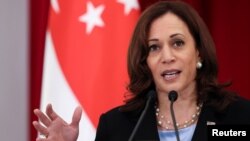 អ្នកស្រី​ Kamala Harris ​អនុ​ប្រធានាធិបតី​​សហរដ្ឋ​អាមេរិក​​​ និង​​​លោក​ Lee Hsien Loong ​នាយក​រដ្ឋមន្រ្តី​សិង្ហបុរី​ (មិន​មាន​បង្ហាញ​ក្នុង​រូបថត​នេះ) ថ្លែង​ក្នុង​សន្និសីទ​សារព័ត៌មាន​រួម​គ្នា​​មួយ​នៅ​ប្រទេស​សិង្ហបុរី​ កាល​ពី​ថ្ងៃ​ទី​២៣ ខែ​សីហា ឆ្នាំ ២០២១។