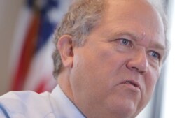 Arhiva - Specijalni generalni inspektor za rekonstrukciju Avganistana Džon Sopko govori tokom intervjua za Agenciju Frans pres, 24. jula 2014. u Arlingonu, Vašington.