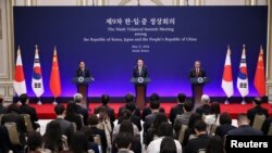 Presiden Korea Selatan Yoon Suk Yeol, Perdana Menteri Jepang Fumio Kishida dan Perdana Menteri China Li Qiang saat konferensi pers bersama di Seoul, Korea Selatan, 27 Mei 2024. (Foto: REUTERS/Kim Hong-Ji)
