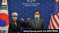 美国副国务卿谢尔曼和韩国外交通商部长官郑义溶在首尔举行会谈前互相碰肘。（2021年7月22日）
