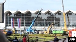 ARHIVA - Radnici hitnih službi rade na raščišćavanju ostataka nadstrešnice železničke stanice u novom Sadu 1. novembra 2024. godine (Foto: AFP/Nenad Mihajlović)