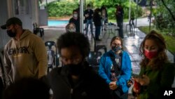 Sejumlah orang antre untuk tes COVID-19 di Johannesburg, Afrika Selatan, Sabtu, 27 November 2021. (Foto: AP/Jerome Delay)