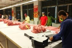 Para buruh di pabrik garmen di Asulia, Bangladesh, mulai bekerja kembali di tengah pandemi corona, 26 April 2020. .