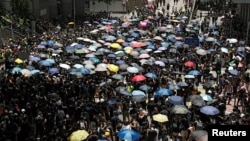 在2019年6月21日香港人在警察总部外抗议，要求香港领导人下台，并撤回引渡法案。