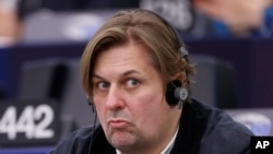 资料照片：2024年4月23日，德国选择党领导人马克西米利安·克拉在欧洲议会的一场会议上。（美联社照片）