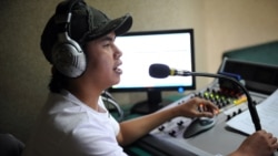 Penyiar radio di stasiun radio KBR68H, Jakarta, 17 Juni 2009. (Foto: dok).