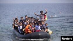 Pengungsi Suriah dan Afghanistan di perahu karet menuju Pulau Lesbos, Yunani. (Foto: dok)